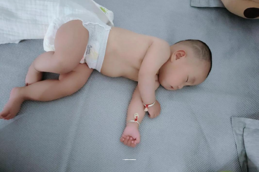 昌乐两个月宝宝肚子胀气